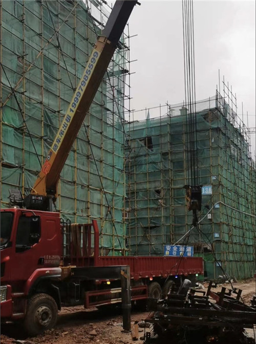 高昌区“慢工细活”—— 吊车的 “微动控制” 技术