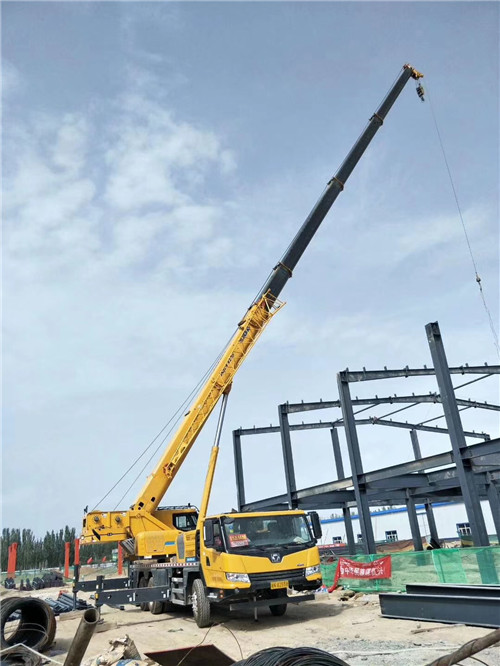 高昌区超高层建筑钢结构吊装案例